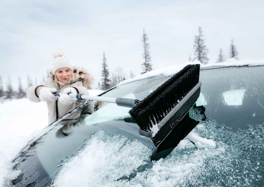 A poor snow brush can ruin the paintwork of your car - Kungs