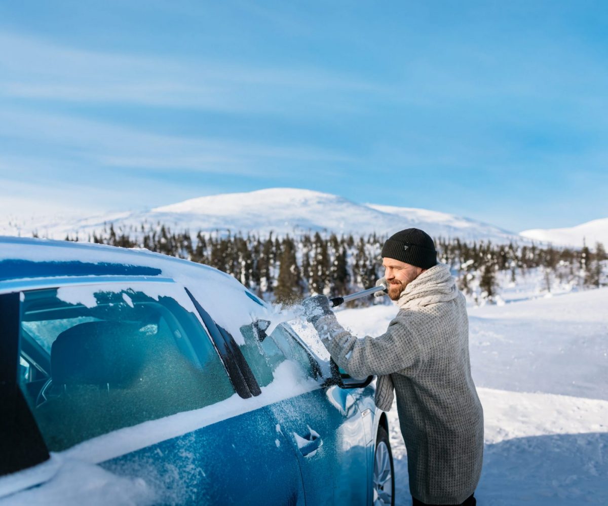 Werbung  Eiskratzen und Schneeschaufeln am Auto – Kungs weiß wie